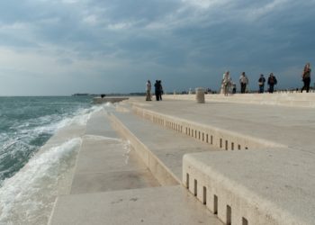 Sea orchan, waves go into pipes, produce sounds