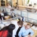 Οι επιχειρήσεις χρειάζονται «καλύτερο συντονισμό» για να κάνουν ξανά ελκυστικό το γραφείο, τονίζουν ειδικοί της αγοράς εργασίας. [Shutterstock]