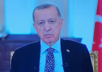 H ωχρή όψη του Τούρκου προέδρου Ρετζέπ Ταγίπ Ερντογάν σε τηλεοπτική συνέντευξή του, που διακόπηκε απότομα ύστερα από αδιαθεσία του, αλλά και η ακύρωση της χθεσινής και της σημερινής προεκλογικής του ατζέντας, πυροδοτούν εκ νέου σενάρια για την κατάσταση της υγείας του.