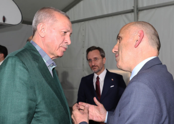 «Στέλνουμε στην Ελλάδα τους εγκάρδιους φιλικούς χαιρετισμούς μας. Αυτές τις εντυπώσεις πρέπει να τις διατηρήσει ο Μητσοτάκης και να τηρήσει τους λόγους του», ανέφερε ο Ρετζέπ Ερντογάν στη συνομιλία του με τον Μανώλη Κωστίδη, υπό το βλέμμα του διευθυντή επικοινωνίας της τουρκικής προεδρίας Φαχρετίν Αλτούν.