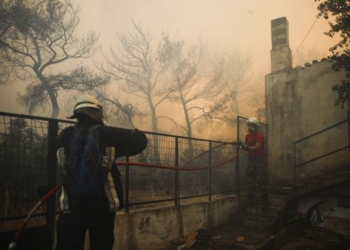 Wildfire in Agios Sotiras, west of Athens, Greece on July 20, 2023. / Κατάσβεση πυρκαγιάς στην περιοχή του Αγίου Σωτήρα στα Δερβενοχώρια, Δυτική Αττική, στις 20 Ιουλίου 2023.