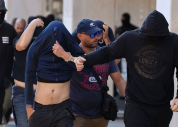 Οι Κροάτες χούλιγκαν κατά τη μεταγωγή τους στα Δικαστήρια της Ευελπίδων
(Photo by Costas Baltas/Anadolu Agency via Getty Images)