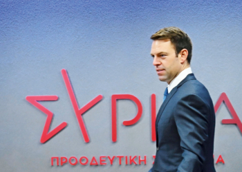 Ο Στέφανος Κασσελάκης προσέρχεται στη συνεδρίαση του Εκτελεστικού Γραφείου, την Πέμπτη. Για να ηρεμήσει τα πνεύματα, ο πρόεδρος του ΣΥΡΙΖΑ διεμήνυσε στη μετριοπαθή πλευρά της εσωκομματικής αντιπολίτευσης ότι θα κάνει τα πάντα για να διασφαλίσει την ενότητα του κόμματος. Φωτ. INTIME NEWS