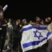 Ισραηλινοί υποδέχονται τους ομήρους AP Photo/Tsafrir Abayov