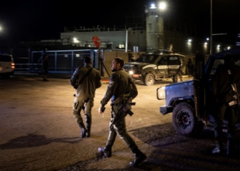 Israeli sodiers walk outside the Ofer military prison located between Ramallah and Beitunia in the occupied West Bank on November 30, 2023, before the release of Palestinian prisoners in exchange for hostages held by Hamas in Gaza since the October 7 attacks. (Photo by FADEL SENNA / AFP)