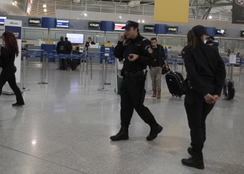 Αστυνομικοί της ΕΛ.ΑΣ. στο αεροδρόμιο «Ελευθέριος Βενιζέλος» / EUROKINISSI/ΤΑΤΙΑΝΑ ΜΠΟΛΑΡΗ