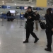 Αστυνομικοί της ΕΛ.ΑΣ. στο αεροδρόμιο «Ελευθέριος Βενιζέλος» / EUROKINISSI/ΤΑΤΙΑΝΑ ΜΠΟΛΑΡΗ