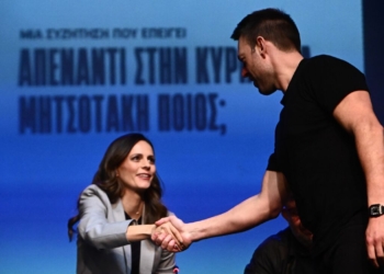 Ο Στέφανος Κασσελάκης χαιρετά την Έφη Αχτσιόγλου στην εκδήλωση με τίτλο «απέναντι στην κυριαρχία Μητσοτάκη ποιος»
ΚΩΣΤΑΣ ΤΖΟΥΜΑΣ/EUROKINISSI