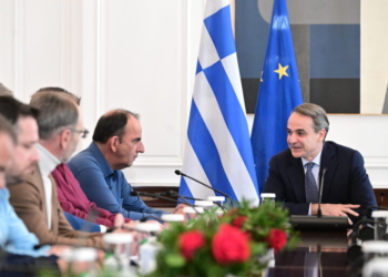 Συνάντηση του Πρωθυπουργού Κυριάκου Μητσοτάκη με δεκαπέντε (15) εκπροσώπους των αγροτικών μπλόκων στο Μέγαρο Μαξίμου, Τρίτη 13 Φεβρουαρίου 2024. Σύμφωνα με τις αποφάσεις του Ενιαίου Συντονιστικού των μπλόκων, στην συνάντηση συμμετείχαν οι, Σωκράτης Αλειφτήρας (Λάρισα), Διαμαντής Διαμαντόπουλος (Σέρρες), Κωνσταντίνος Καναβίδης (Έβρος), Σάββας Κεφαλάς (Λιβαδειά), Νίκος Κούτρας, Χρήστος Λυγδής (Φθιώτιδα), Ρίζος Μαρούδας (Λάρισα), Γιάννης Παναγής (Σέρρες), Χρήστος Πάντζιος (Αλμυρός), Ευάγγελος Παπαγιαννούλης (Κιλελέρ), Γιάννης Σδράλης (Τρίκαλα), Γιώργος Σιδηρόπουλος (Πέλλα), Κώστας Τζέλλας (Καρδίτσα), Χρήστος Τσιπέλης (Ορμύλια Χαλκιδικής) και Κώστας Χατζηπαραδείσης (Λαγκαδάς).  
(ΤΑΤΙΑΝΑ ΜΠΟΛΑΡΗ/EUROKINISSI)