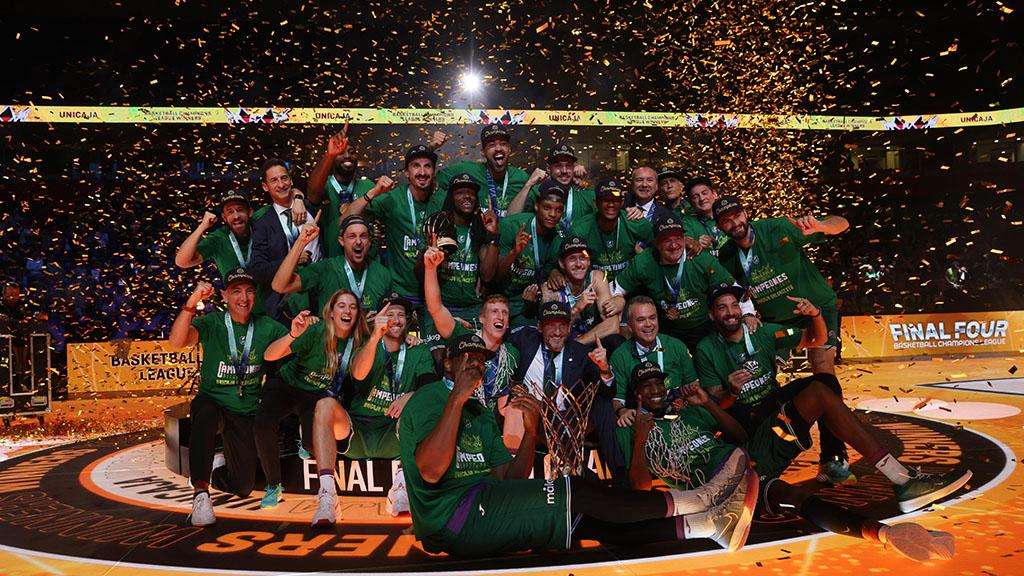 Belgrade (Serbia), 28/04/2024.- Players of Unicaja celebrate with the trophy after winning the FIBA Champions League Final Four final basketball match between CB 1939 Canarias and Baloncesto Malaga in Belgrade, Serbia, 28 April 2024. (Baloncesto, Liga de Campeones, Belgrado) EFE/EPA/ANDREJ CUKIC
