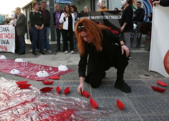 Διαδηλώτρια αφήνει μια κόκκινη βαρκούλα στον δρόμο μπροστά από το αστυνομικό τμήμα Νέων Αναργύρων. Οργανώσεις πραγματοποίησαν χθες συγκέντρωση διαμαρτυρίας για τη δολοφονία της 28χρονης Κυριακής Γρίβα. [INTIME NEWS]