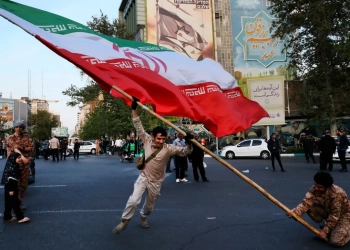 Διαδηλωτές με μια τεράστια σημαία του Ιράν σε διαδήλωση κατά του Ισραήλ στην Τεχεράνη στις 14 Απριλίου, 2024AP Photo/Vahid Salemi