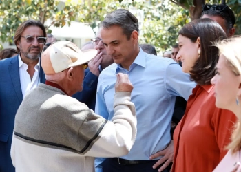 Ο πρωθυπουργός Κυριάκος Μητσοτάκης συνομιλεί με πολίτες στην αγορά του Αμαρουσίου στις 2 Μαΐου 2024ΕΥΑΓΓΕΛΑΤΟΣ ΑΛΕΞΑΝΔΡΟΣ/INTIME NEWS
