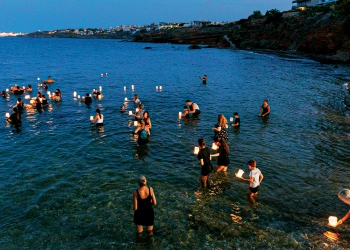 Συγγενείς θυμάτων και κάτοικοι αφήνουν στη θάλασσα φαναράκια στην επέτειο της τραγωδίας στο Μάτι τον περασμένο Ιούλιο. Επτά χρόνια μετά τη φονική πυρκαγιά, που στοίχισε τη ζωή 104 ανθρώπων, η δικαστική διαδικασία παραμένει σε εξέλιξη, με συγγενείς και επιζήσαντες να βιώνουν ξανά και ξανά τη φρίκη και την απώλεια των αγαπημένων τους. Φωτ, INTIME NEWS