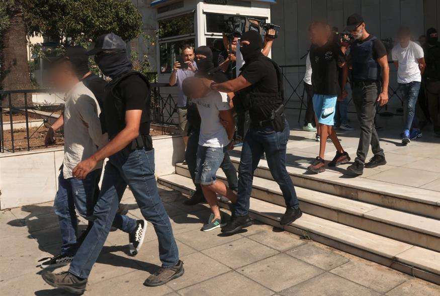 Αγία Παρασκευή: Οι φερόμενοι ως δράστες τής εκτέλεσης στον εισαγγελέα (ΙΝΤΙΜΕ)