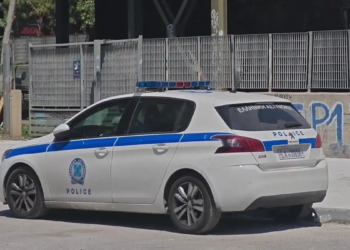 Περιπολικό της αστυνομίας έξω από το μετρό που έγινε το δυστύχημα με τον νεκρό / φωτο από βίντεο orangepressagency