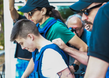 Η Ειρήνη Μουρτζούκου οδηγείται από την ΓΑΔΑ, στον Εισαγγελέα εκτελέσεως ποινών στα δικαστήρια της πρώην Σχολής Ευελπίδων, Τρίτη 8 Ιουλίου 2025. 

(ΤΑΤΙΑΝΑ ΜΠΟΛΑΡΗ/EUROKINISSI)