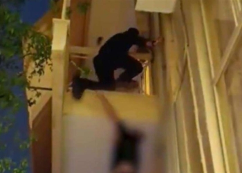 Αστυνομικός της ΔΙΑΣ σκαρφαλώνει σε μπαλκόνι για να βοηθήσει 5χρονο αγόρι/hellenic police - X