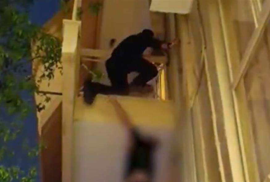Αστυνομικός της ΔΙΑΣ σκαρφαλώνει σε μπαλκόνι για να βοηθήσει 5χρονο αγόρι/hellenic police - X