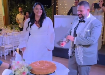Ζευγάρι στην Κρήτη έκοψε burger στον γάμο του | Facebook - @Αναδρομές live