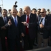 Ο Ντόναλντ Τραμπ με τον Μπέντζαμιν Νετανιάχου στο Ισραήλ λίγο πριν από την πτήση του Αμερικανού προέδρου για το Σαρμ ελ Σέιχ της Αιγύπτου. Λίγο νωρίτερα από το βήμα της Κνέσετ ο Τραμπ είπε απευθυνόμενος στον Ισραηλινό πρωθυπουργό: «Μπορείς να γίνεις και εσύ κάπως πιο συμπαθής τώρα, γιατί δεν είσαι πια σε πόλεμο». [Kenny Holston / The New York Times]