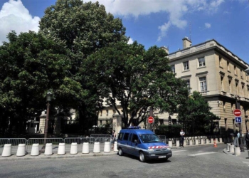 Γαλλία: Περιπολικό της αστυνομίας έξω από πρεσβεία (Φωτό αρχείου/ΑΡ)