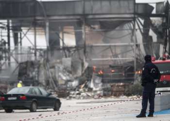 ΜΕΓΑΛΗ ΦΩΤΙΑ ΣΤΗ ΒΙΟΜΗΧΑΝΙΑ ΜΠΙΣΚΟΤΩΝ "ΒΙΟΛΑΝΤΑ" ΣΤΑ ΤΡΙΚΑΛΑ (ΘΑΝΑΣΗΣ ΚΑΛΛΙΑΡΑΣ/EUROKINISSI)