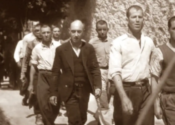 Κομμουνιστές αντιστασιακοί οδηγούνται στο απόσπασμα την Πρωτομαγιά του '44 (Πηγή φωτογραφίας: ebay / Facebook: Greece at WWII Archives)