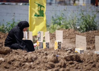 Γυναίκα στην Τύρο θρηνεί στον τάφο αγαπημένου της προσώπου που σκοτώθηκε κατά τη διάρκεια των ισραηλινών πληγμάτων. Χθες το απόγευμα το Ισραήλ συμφώνησε σε προσωρινή εκεχειρία με τον Λίβανο, αν και ο Νετανιάχου δήλωσε ότι θα διατηρήσει τα στρατεύματά του στη χώρα. [REUTERS / Louisa Gouliamaki]