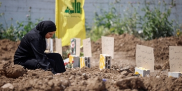 Γυναίκα στην Τύρο θρηνεί στον τάφο αγαπημένου της προσώπου που σκοτώθηκε κατά τη διάρκεια των ισραηλινών πληγμάτων. Χθες το απόγευμα το Ισραήλ συμφώνησε σε προσωρινή εκεχειρία με τον Λίβανο, αν και ο Νετανιάχου δήλωσε ότι θα διατηρήσει τα στρατεύματά του στη χώρα. [REUTERS / Louisa Gouliamaki]