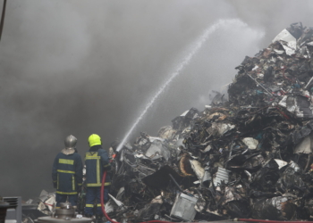 Πυρκαγιά σε εταιρεία ανακύκλωσης στο Ωραιόκαστρο Θεσσαλονίκης, Τρίτη 21 Απριλίου 2026. Η φωτιά εκδηλώθηκε σε υπαίθριο χώρο της επιχείρησης σε υλικά ανακύκλωσης και απορρίμματα. Στο σημείο επιχείρησαν 12 πυροσβέστες με τέσσερα οχήματα, ενώ υπήρξε και συνδρομή από μηχανήματα έργου.  (ΒΑΣΙΛΗΣ ΒΕΡΒΕΡΙΔΗΣ/ΜΟΤΙΟΝΤΕΑΜ)